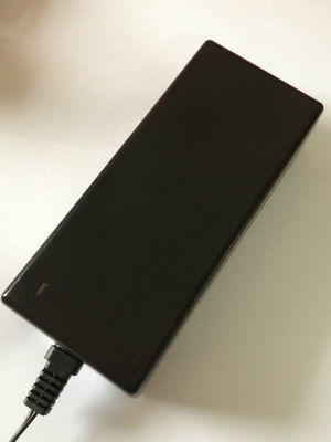 Adaptateur de bureau à haute tension de puissance avec le connecteur à C.A. IEC8/IEC14, 50Hz/60Hz