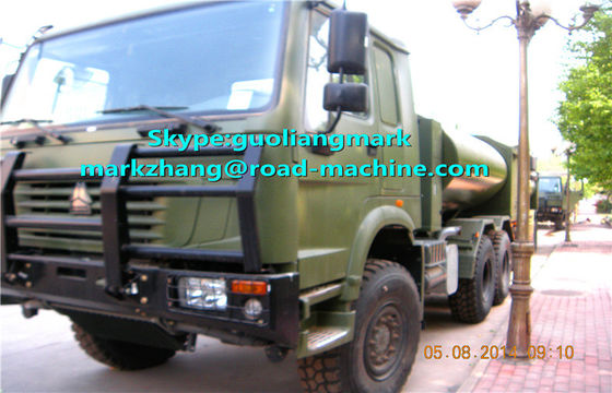 Camion-citerne aspirateur vert de l'eau des militaires 6*4 de SINOTRUK HOWO 25000L avec l'EURO norme LHD OU RHD