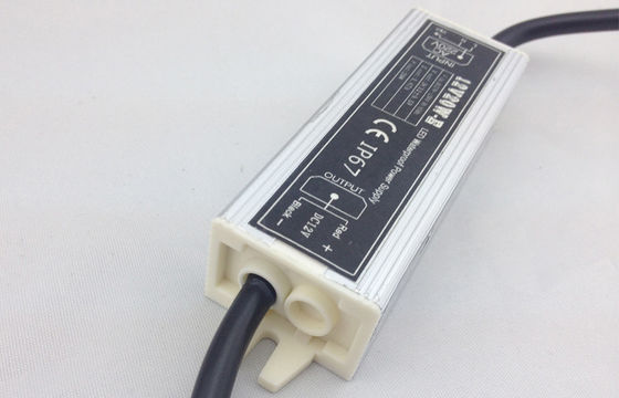Mettez en court-circuit-vous les lumières extérieures constantes de l'alimentation d'énergie de la tension LED de protection DC12V 20W